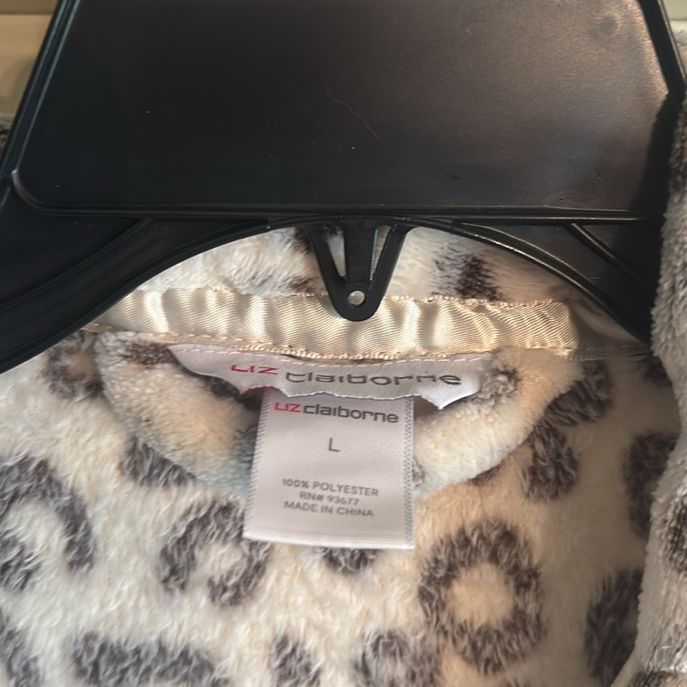 White 🐆 Robe - Picture 3 of 6